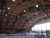 Vt z hangr bude vnovn bombardovacmu a dopravnmu letectvu. Na snmku stroj Aero C-3A