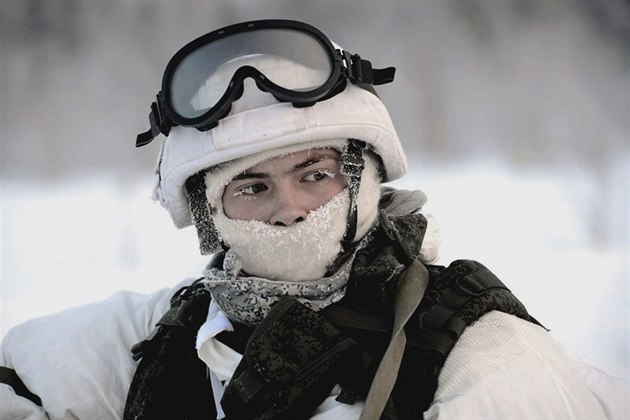 Ruský výsadkář během cvičení v arktických oblastech