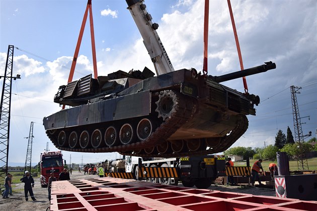 Přeprava amerických tanků Abrams na cvičení Noble Partner v Gruzii