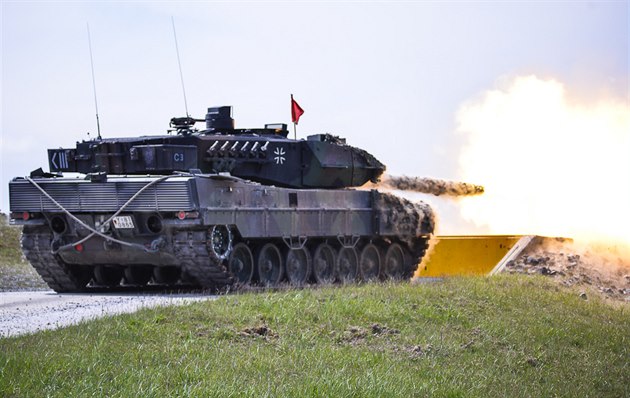 Nmecký Leopard pálí bhem tankového závodu v Bavorsku