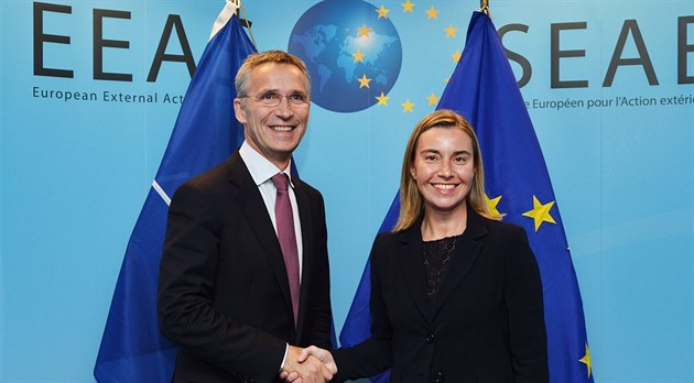 Generální tajemník NATO Jens Stoltenberg s vysokou pedstavitelkou EU pro zahraniní politiku Federicou Mogherini