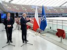 Ministr obrany Antoni Macierewicz (vpravo) pestavuje djit summitu NATO ve...