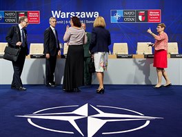 Generln tajemnk NATO Jens Stoltenberg (druh zleva) kontroluje hlavn...