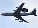 Letoun AWACS prolt nad djitm summitu NATO ve Varav