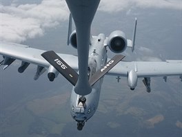 Bitevnk A-10 Thunderbolt americk Nrodn gardy dopluje palivo za letu nad...