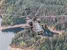 Americk AH-64 Apache na cvien Ample Strike