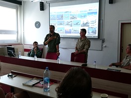 Debata pilot panlskho letectva na ostravskm
               Gymnziu Hladnov 16. z ped Dny NATO v Ostrav 2016.