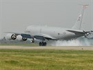 Americk tanker KC-135 pistv na monovskm letiti