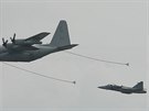 Švédský tankovací stroj C-130 a dvojice letounů Gripen českého letectva