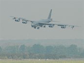 Americký bombardér B-52 přistává na mošnovském letišti