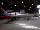 Cenn prototypy L-39X-02 (vepedu) a XL-29-2 v jednom z hangr Star Aerovky v...