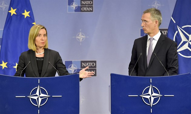 Šéfka unijní diplomacie Federica Mogheriniová a generání tajemník NATO Jens...