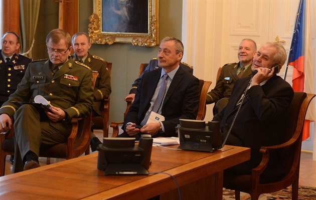 Prezident Milo Zeman v telefonickém rozhovoru s eskými vojáky v zahraniních...