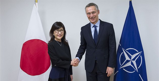 Generální tajemník NATO Jens Stoltenberg vítá japonskou ministryni obrany...
