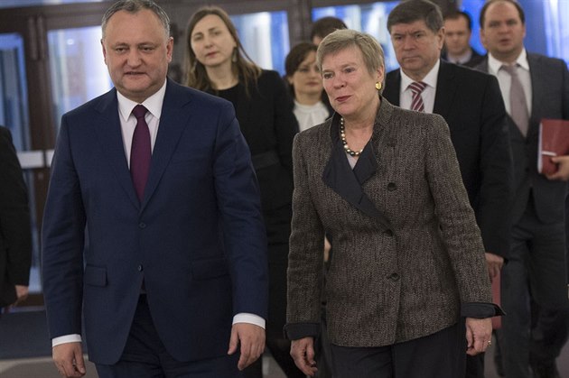 Moldavský prezident Igor Dodon a námstkyn éfa NATO Rose Gottemoellerová