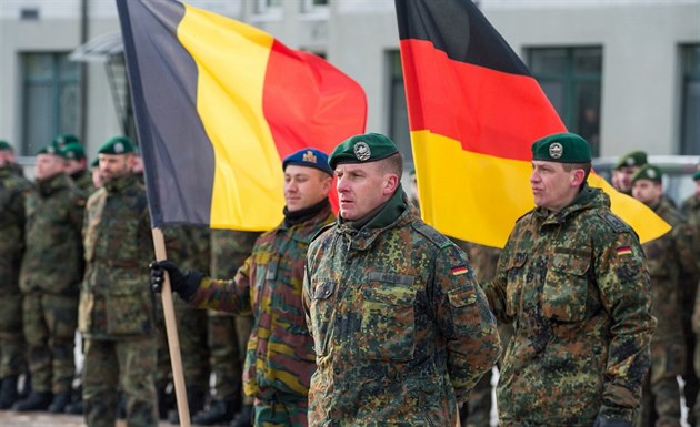 Nástup německých a belgických vojáků po příjezdu do Litvy
