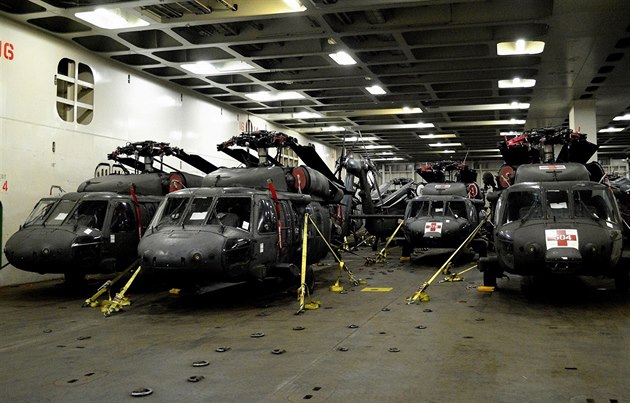 Vrtulníky americké 10. bojové letecké brigády bhem plavby do Evropy