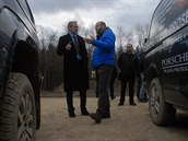 Ministr obrany Martin Stropnický ve Vyškově, kde výrobci předváděli armádě terénní vozidla. Armáda se chystá vyměnit asi 700 starých vozidel UAZ a Land Rover