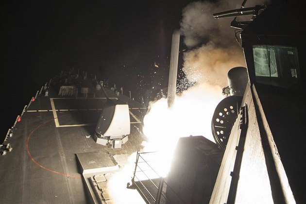 Vypálení stely Tomahawk na cíle v Sýrii z americké lodi USS Ross (7. dubna...