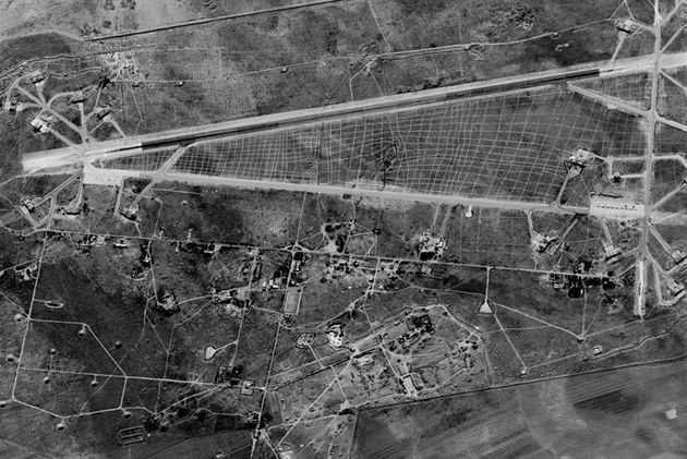Satelitní snímek letecké základny Al-ajrát v Sýrii
