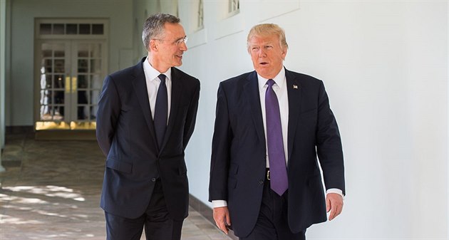 Generální tajemník NATO Jens Stoltenberg a americký prezident Donald Trump