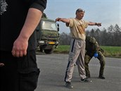 Cvičení Mobilizace 2017 u 73. tankového praporu v Přáslavicích. Povolaní záložníci musejí projít kontrolou