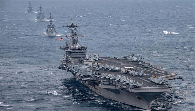 Americká letadlová lo USS Carl Vinson ve Východoínském moi v doprovodu japonských plavidel. Ilustraní foto.