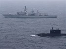 Britsk torpdoborec HMS Somerset sleduje ruskou ponorku B-265 