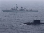 Britsk torpdoborec HMS Somerset sleduje ruskou ponorku B-265 "Krasnodar"