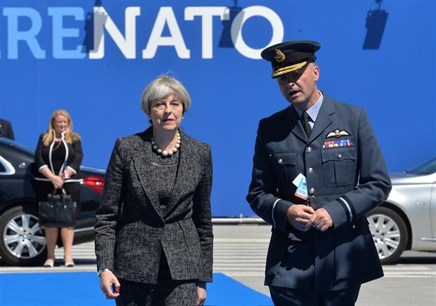 Britská premiérka Theresa Mayová na minisummitu NATO v Bruselu