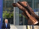 Americk prezident Donald Trump odhalil ped novm sdlem NATO fragment...