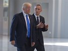 Americk prezident Donald Trump a f NATO Jens Stoltenberg pi oteven nov...