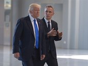 Americký prezident Donald Trump a šéf NATO Jens Stoltenberg při otevření nové...