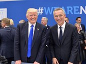 Americký prezident Donald Trump s generálním tajemníkem NATO Jensem...