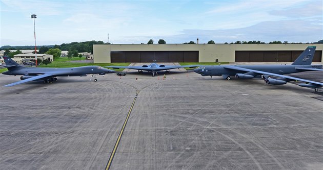 Ti typy amerických strategických bombardér v britském Fairfordu. Zleva: B-1B,...