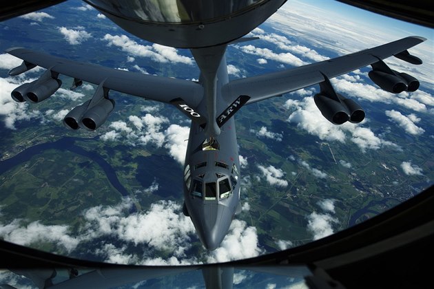 Americký bombardér B-52H doplňuje palivo za letu během cvičení BALTOPS