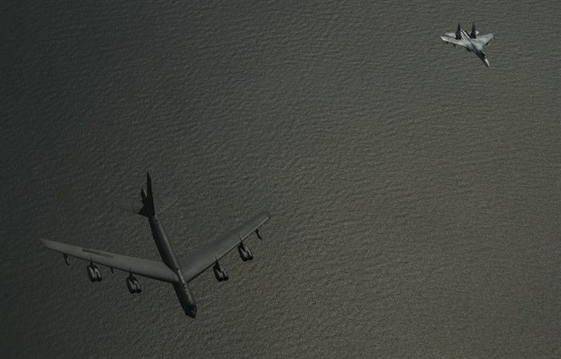 Ruská stíhaka Su-27 sleduje americký bombardér B-52H bhem cviení BALTOPS