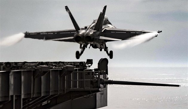 Letoun F/A-18E Super Hornet startuje z paluby letadlové lodi USS Dwight D....