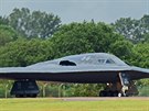 Americk bombardr B-2 pistv na zkladn v britskm Fairfordu