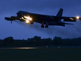 Americk bombardr B-52H startuje na cvien BALTOPS ze zkladny v britskm...