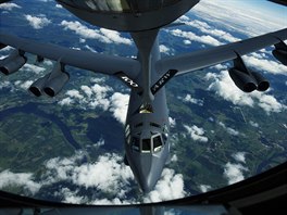 Americk bombardr B-52H dopluje palivo za letu bhem cvien BALTOPS