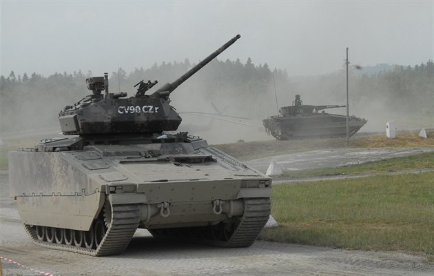 Obrnnec CV90 bhem armádních test na Libavé