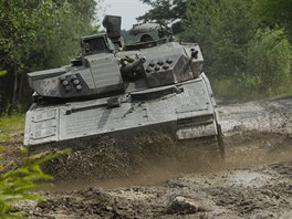 Obrnnec CV90 s osdkovou v bhem armdnch test na Libav