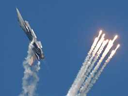 Letoun F-16 belgickch vzdunch sil bhem ptenho ncviku na Den otevench...