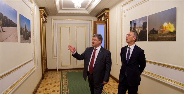 Ukrajinský prezident Petro Poroenko a generální tajemník NATO Jens Stoltenberg