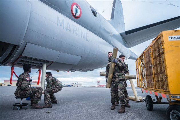 Ilustraní snímek. (Francouztí technici doplují sonarové bójky do letounu Atlantique 2 na základn v Keflavíku bhem protiponorkového cviení NATO.)