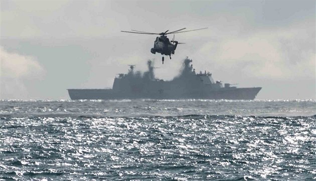 Posádka kanadského vrtulníku CH-124 Sea King z fregaty HMCS St. John's se...