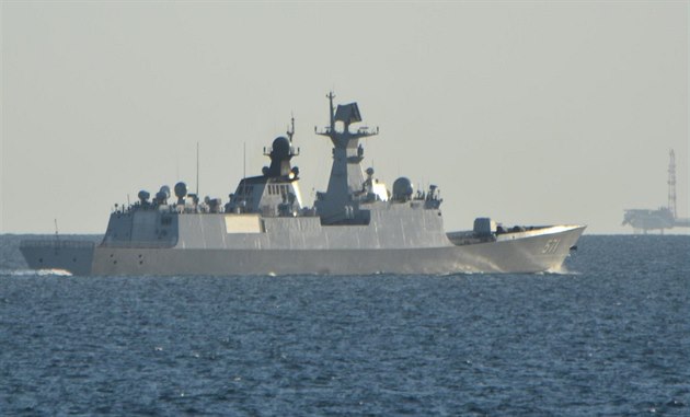 Čínská raketová fregata Jün-čcheng v Severním moři