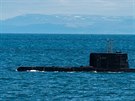 Vrtulnk Sea King kanadskho nmonictva nad norskou ponorkou Uredd bhem...