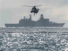 Posdka kanadskho vrtulnku CH-124 Sea King z fregaty HMCS St. John's se...